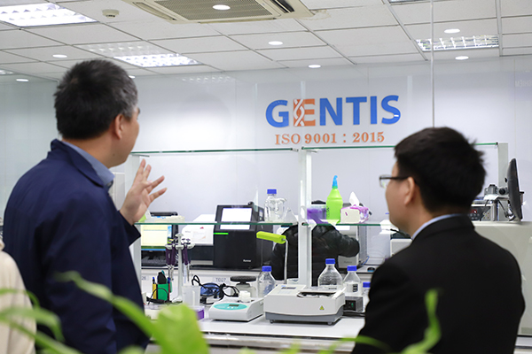 Ông Trần Quốc Quân - Tổng Giám đốc GENTIS giới thiệu với đại diện Bệnh viện Medlatec về hệ thống phòng lab hiện đại của GENTIS​​​